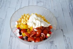 Салат с фасолью и крабовыми палочками