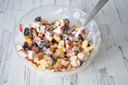 Салат с фасолью и крабовыми палочками