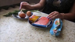 Салат с крабовыми палочками и плавленым сыром