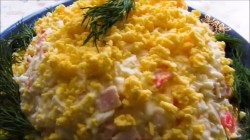 Салат с крабовыми палочками и плавленым сыром