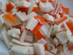 Салат с крабовыми палочками, луком, зеленью и майонезом - шаг 1 Салат с крабовыми палочками, луком, зеленью и майонезом - шаг 1