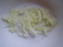 Салат с крабовыми палочками, луком, зеленью и майонезом - шаг 2 Салат с крабовыми палочками, луком, зеленью и майонезом - шаг 2