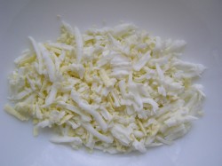 Салат с крабовыми палочками, луком, зеленью и майонезом - шаг 4 Салат с крабовыми палочками, луком, зеленью и майонезом - шаг 4