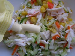 Салат с крабовыми палочками, луком, зеленью и майонезом - шаг 7 Салат с крабовыми палочками, луком, зеленью и майонезом - шаг 7