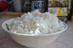 Салат рис, крабовые палочки, кукуруза, огурец