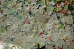 Салат рис, крабовые палочки, кукуруза, огурец