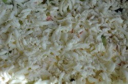 Салат рис, крабовые палочки, кукуруза, огурец