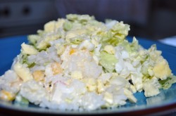 Салат рис, крабовые палочки, кукуруза, огурец