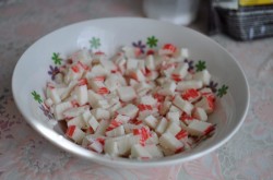 Салат рис, крабовые палочки, кукуруза, огурец