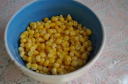 Салат рис, крабовые палочки, кукуруза, огурец