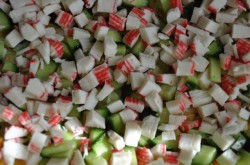 Салат рис, крабовые палочки, кукуруза, огурец