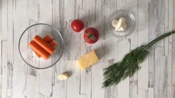 название картинки Салат с крабовыми палочками помидорами и сыром