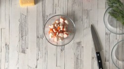 название картинки Салат с крабовыми палочками помидорами и сыром