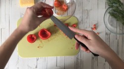 название картинки Салат с крабовыми палочками помидорами и сыром