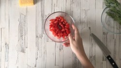 название картинки Салат с крабовыми палочками помидорами и сыром