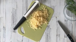 название картинки Салат с крабовыми палочками помидорами и сыром