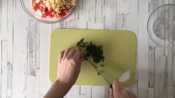 название картинки Салат с крабовыми палочками помидорами и сыром