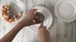 название картинки Салат с крабовыми палочками помидорами и сыром