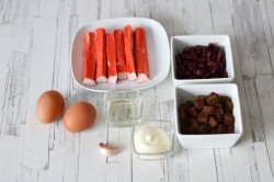 название картинки Салат с крабовыми палочками сухариками и фасолью