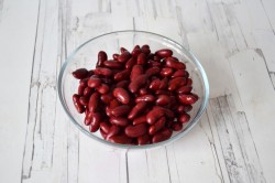 название картинки Салат с крабовыми палочками сухариками и фасолью