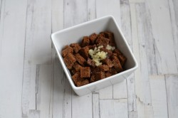 название картинки Салат с крабовыми палочками сухариками и фасолью