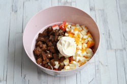 название картинки Салат с крабовыми палочками сухариками и фасолью