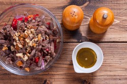 Салат с красной фасолью и говядиной