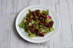 название картинки Салат с фасолью копченой колбасой и сухариками