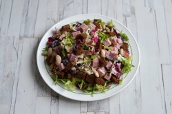 название картинки Салат с фасолью копченой колбасой и сухариками