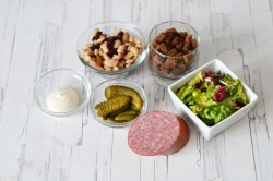 название картинки Салат с фасолью копченой колбасой и сухариками