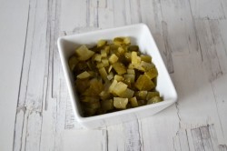 название картинки Салат с фасолью копченой колбасой и сухариками