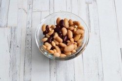 название картинки Салат с фасолью копченой колбасой и сухариками