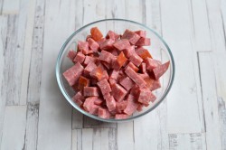 название картинки Салат с фасолью копченой колбасой и сухариками