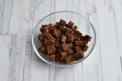 название картинки Салат с фасолью копченой колбасой и сухариками