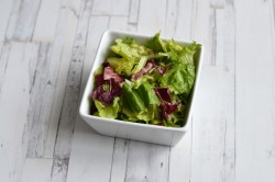 название картинки Салат с фасолью копченой колбасой и сухариками