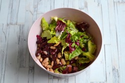 название картинки Салат с фасолью копченой колбасой и сухариками