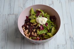 название картинки Салат с фасолью копченой колбасой и сухариками