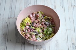 название картинки Салат с фасолью копченой колбасой и сухариками