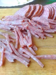 Салат с красной фасолью, огурцами и копченой колбасой - шаг 10