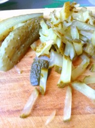 Салат с красной фасолью, огурцами и копченой колбасой - шаг 11