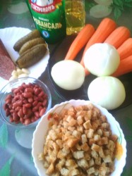 Салат с красной фасолью, огурцами и копченой колбасой - шаг 1