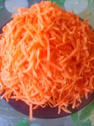 Салат с красной фасолью, огурцами и копченой колбасой - шаг 4