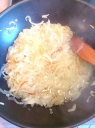 Салат с красной фасолью, огурцами и копченой колбасой - шаг 5