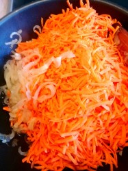 Салат с красной фасолью, огурцами и копченой колбасой - шаг 6