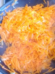 Салат с красной фасолью, огурцами и копченой колбасой - шаг 7