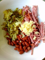 Салат с красной фасолью, огурцами и копченой колбасой - шаг 8