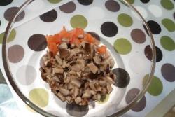 Салат с красной рыбой и маринованными грибами