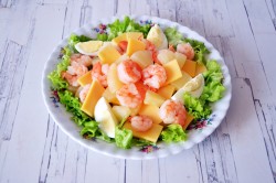 Салат с креветками ананасом и сыром