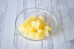 Салат с креветками ананасом и сыром