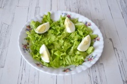 Салат с креветками ананасом и сыром